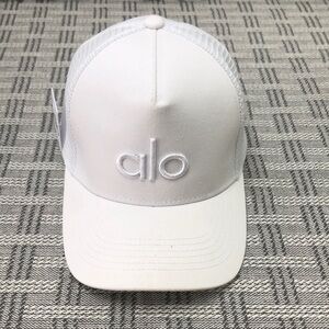 BEST NWT | ALO Yoga casual District Trucker Hat